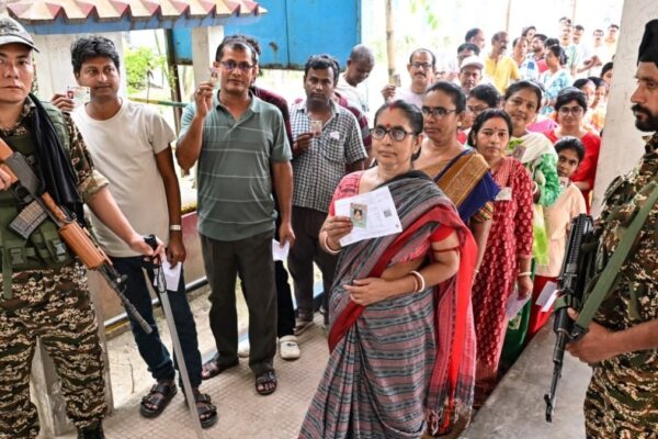 बंगाल: बाली विधानसभा में तनाव, evm निकालने के दौरान हंगामा,