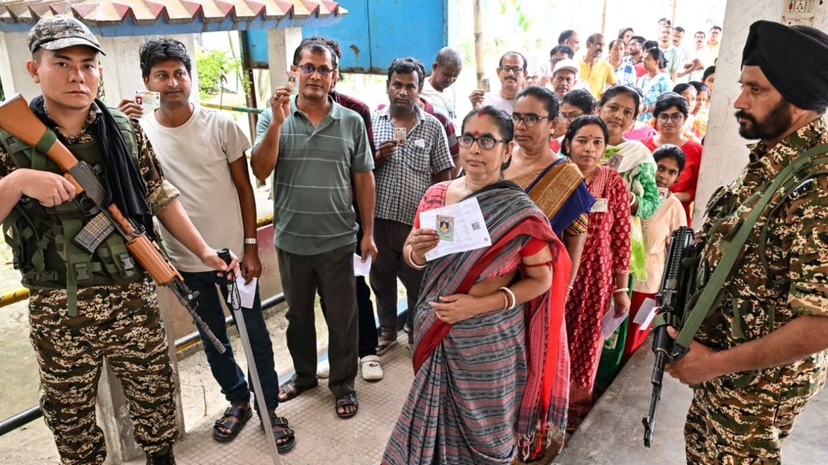 बंगाल: बाली विधानसभा में तनाव, evm निकालने के दौरान हंगामा,