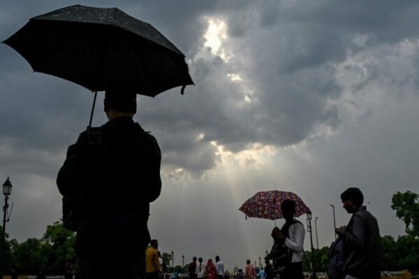 delhi weather: दिल्ली ncr में मौसम का यूटर्न! तेज आंधी के