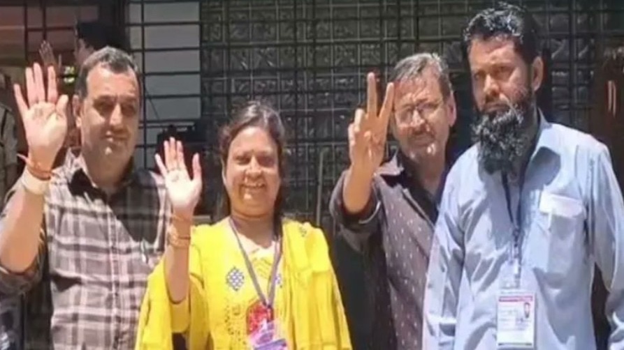 in godhra, a rare result: hindu independent sweeps muslim dominated ward