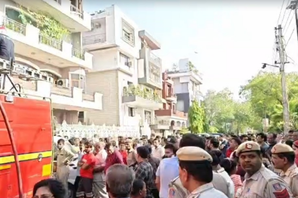 दिल्ली के विवेक विहार में भीषण अग्निकांड, ac में ब्लास्ट