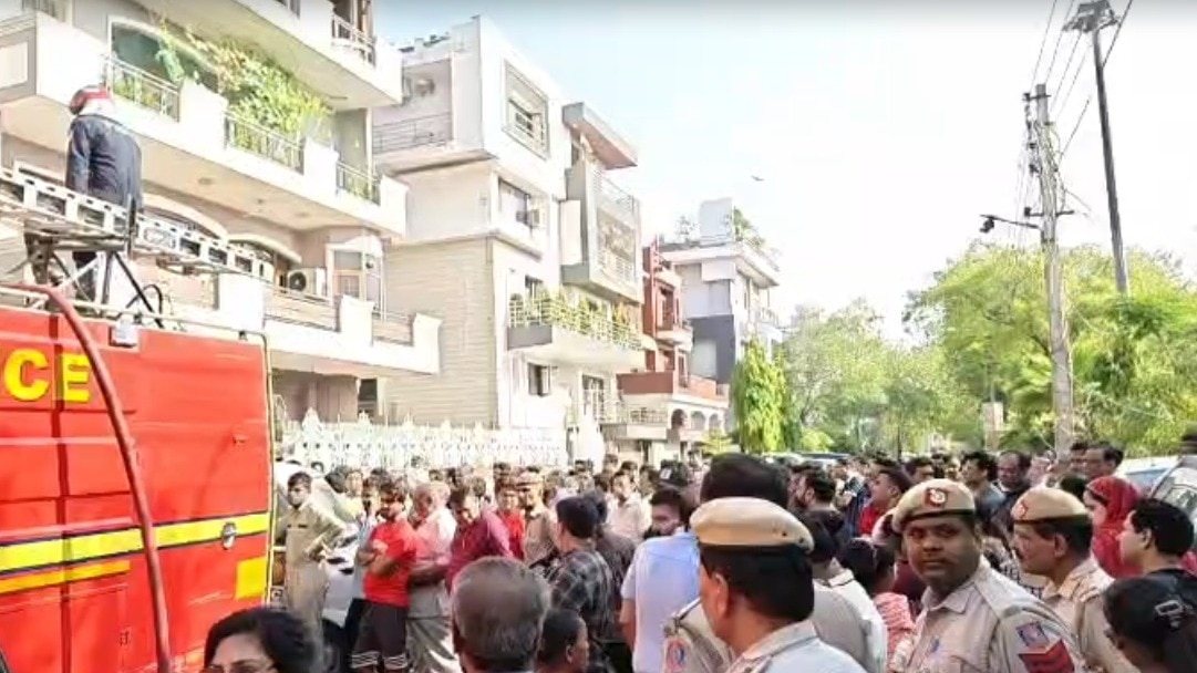 दिल्ली के विवेक विहार में भीषण अग्निकांड, ac में ब्लास्ट