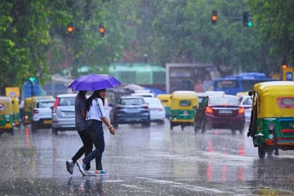 दिल्ली में गर्मी से मिली राहत... आंधी तूफान और बारिश का