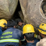 पत्थरों की दरार में फंसा मासूम, पास मंडरा रहा अजगर...