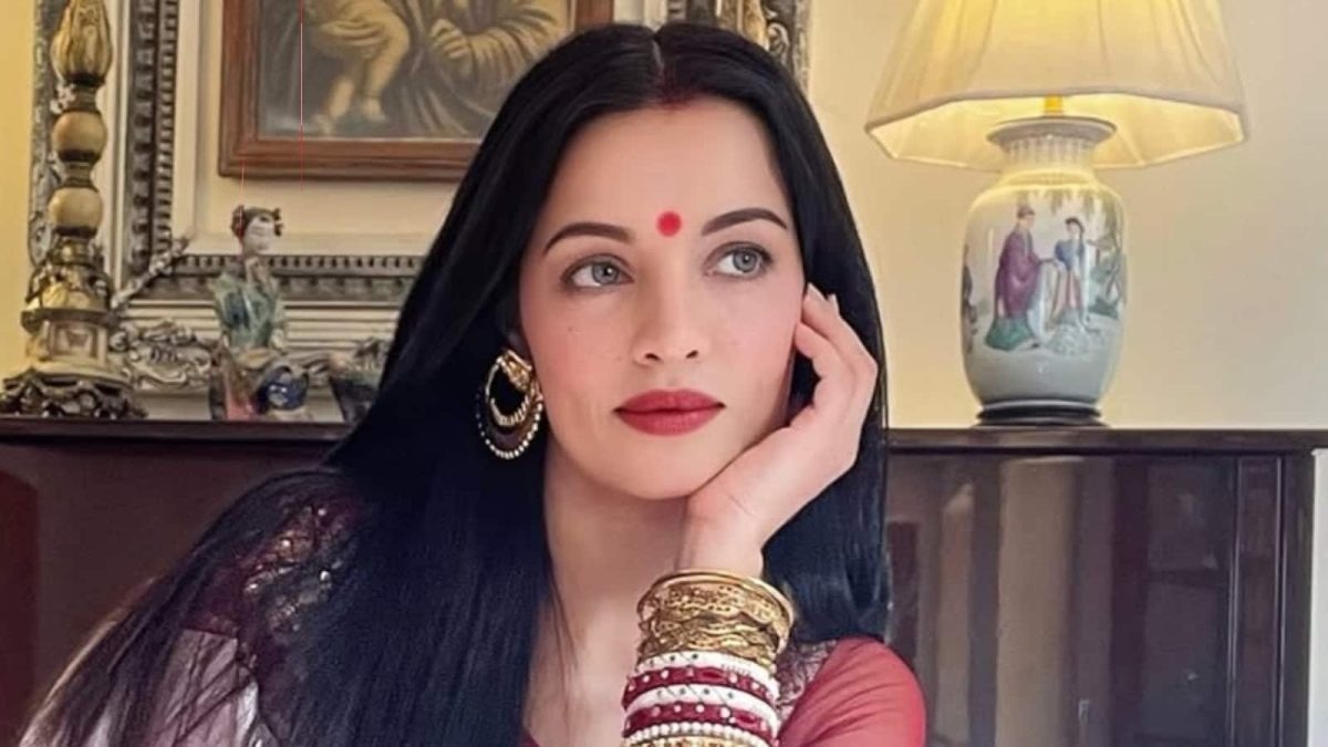 रोते हुए बेटे की कब्र पर पहुंचीं सेलिना, तलाक ने