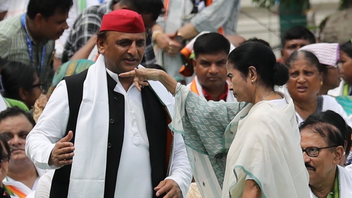 सांत्वना, सबक या सियासत... अखिलेश की ममता से मुलाकात के