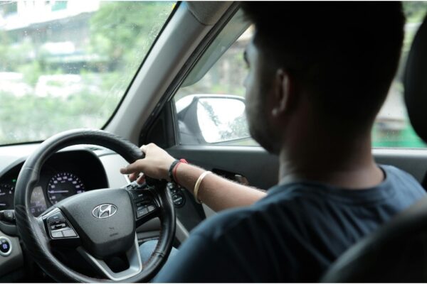 odisha techie sends rs 10,000 by mistake, uber driver tracks