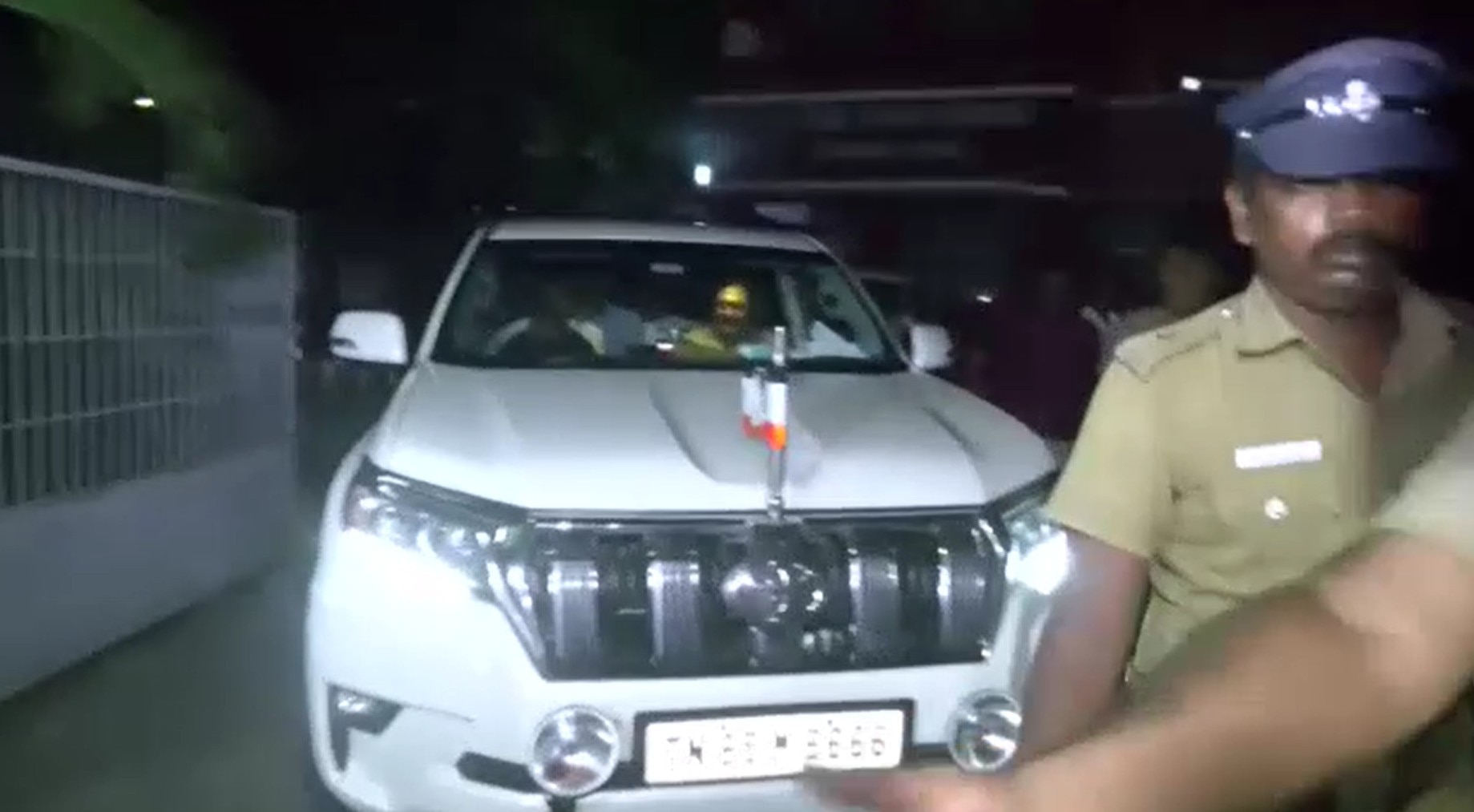 ttv dhinakaran files police complaint against tvk over forged support