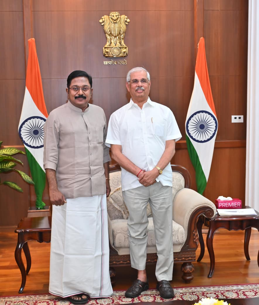 ttv dhinakaran of ammk meets governor, seeks invite for aiadmk