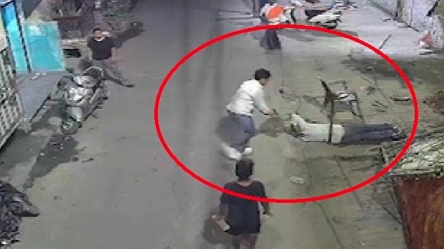 video: लखनऊ में bjp नेता पर हमला, घर के बाहर