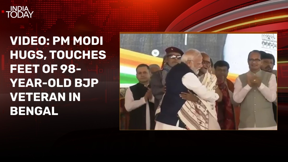 video: pm modi hugs, touches feet of 98 year old bjp veteran