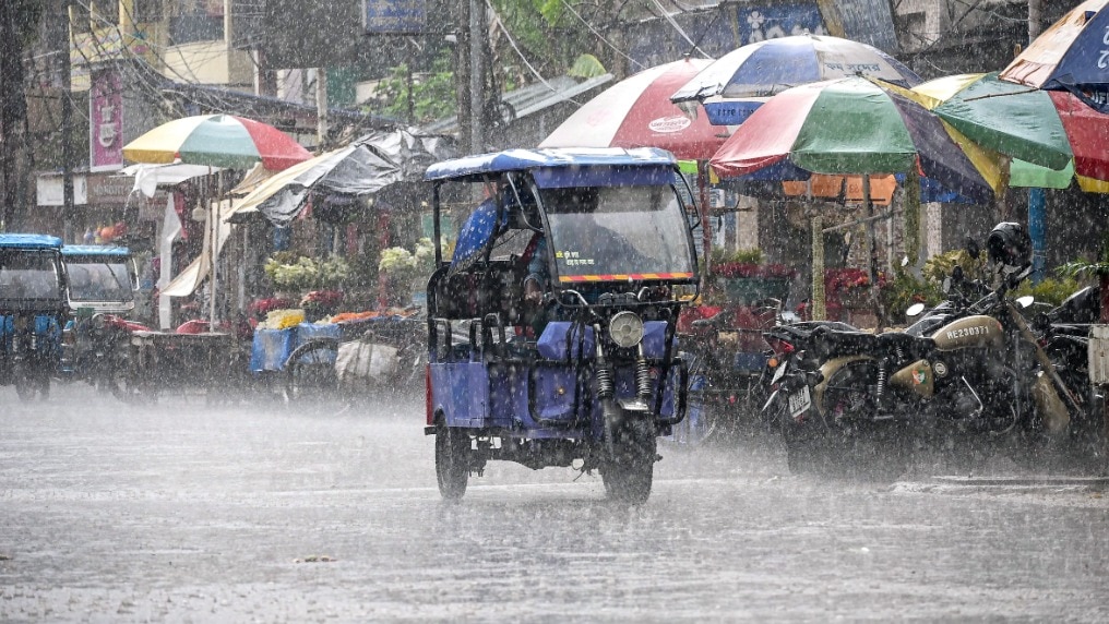 weather update: उत्तर से दक्षिण तक बारिश का दौर जारी,